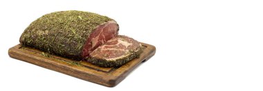 Beyaz arka planda çiğ pirzola izole edilmiş. Yeşillerle marine edilmiş dana pirzolası. Dikey görünüm. Metin için boş alan. Boşluğu kopyala