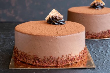 Koyu arkaplanda Ganache keki. Yatay görüş. Yakın plan kutlama pastası.