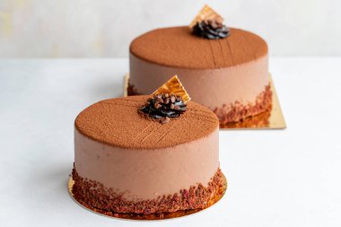 Beyaz arka planda Ganache keki. Yatay görüş. Yakın plan kutlama pastası.