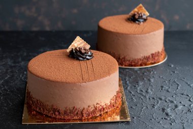 Koyu arkaplanda Ganache keki. Yatay görüş. Yakın plan kutlama pastası.