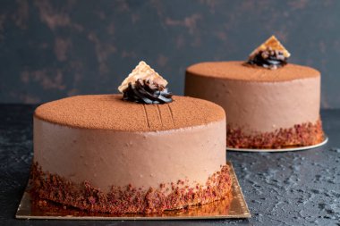 Koyu arkaplanda Ganache keki. Yatay görüş. Yakın plan kutlama pastası.