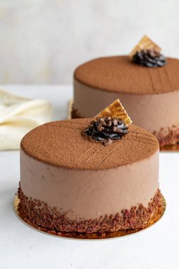Beyaz arka planda Ganache keki. Dikey görünüm. Yakın plan kutlama pastası. Hikaye biçimi