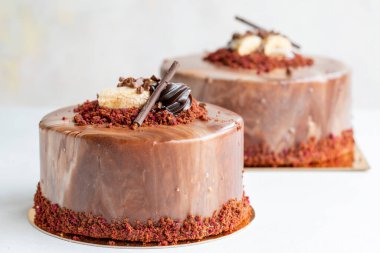 Beyaz arka planda muzlu ve çikolatalı pasta. Yatay görüş. Yakın plan kutlama pastası.