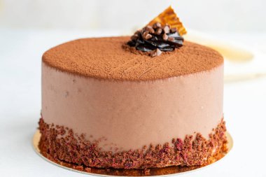 Beyaz arka planda Ganache keki. Yatay görüş. Yakın plan kutlama pastası.