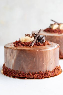 Beyaz arka planda muzlu ve çikolatalı pasta. Dikey görünüm. Yakın plan kutlama pastası. Hikaye biçimi