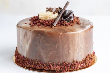 Beyaz arka planda muzlu ve çikolatalı pasta. Yatay görüş. Yakın plan kutlama pastası.