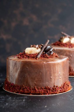 Arka planda muz ve çikolatalı pasta. Dikey görünüm. Yakın plan kutlama pastası. Hikaye biçimi