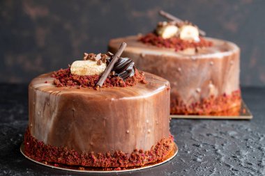 Arka planda muz ve çikolatalı pasta. Yatay görüş. Yakın plan kutlama pastası.