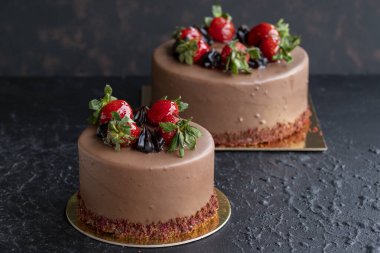 Koyu arkaplanda çilekli ve çikolatalı pasta. Yatay görüş. Yakın plan kutlama pastası.