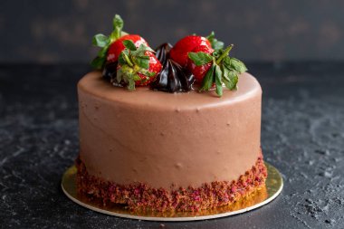 Koyu arkaplanda çilekli ve çikolatalı pasta. Yatay görüş. Yakın plan kutlama pastası.