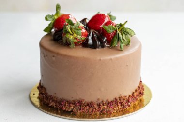 Beyaz arka planda çilekli ve çikolatalı pasta. Yatay görüş. Yakın plan kutlama pastası.