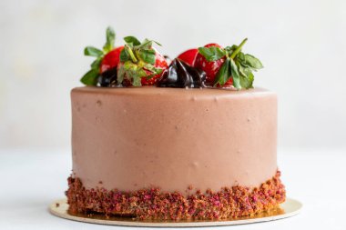 Beyaz arka planda çilekli ve çikolatalı pasta. Yatay görüş. Yakın plan kutlama pastası.