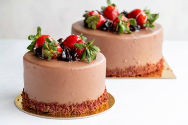 Beyaz arka planda çilekli ve çikolatalı pasta. Yatay görüş. Yakın plan kutlama pastası.
