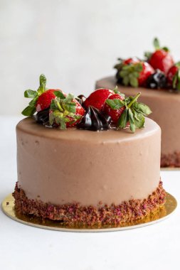Beyaz arka planda çilekli ve çikolatalı pasta. Yatay görüş. Yakın plan kutlama pastası.