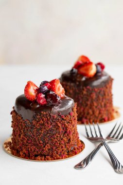 Beyaz arka planda orman meyveli keki. Dikey görünüm. Yakın plan kutlama pastası. Hikaye biçimi