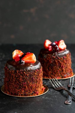 Karanlık bir arka planda orman meyveli keki. Dikey görünüm. Yakın plan kutlama pastası. Hikaye biçimi