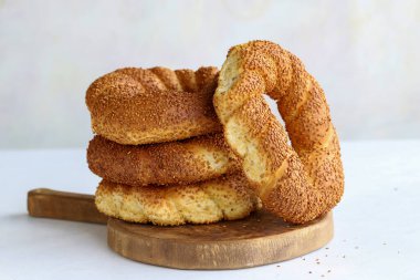 Beyaz arka planda susamlı simit. Türk kahvaltısı. Yatay görüş. Kapat.