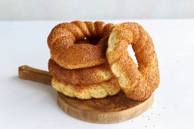 Beyaz arka planda susamlı simit. Türk kahvaltısı. Yatay görüş. Kapat.