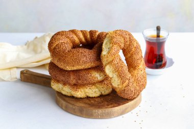 Beyaz arka planda susamlı simit. Türk kahvaltısı. Yatay görüş. Kapat.