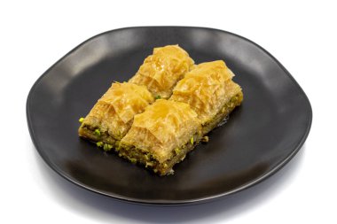 Beyaz arka planda Pistachio baklava izole edilmiş. Türk tarzı şam fıstıklı baklava sunumu ve hizmeti. Yatay görüş. Kapat.