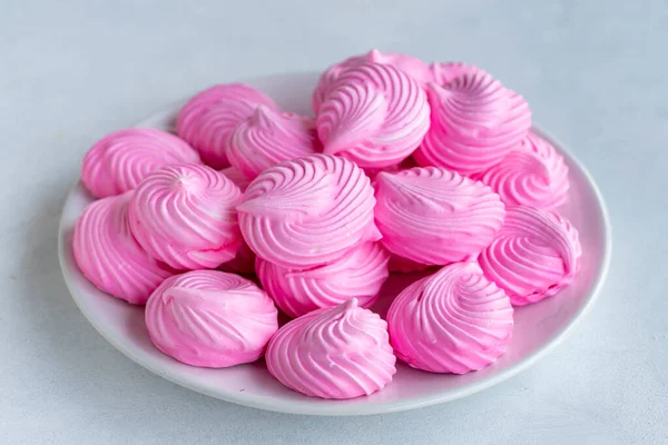 Kleine Roze Meringues Een Witte Schaal Macro Heeft Geschoten Horizontaal — Stockfoto