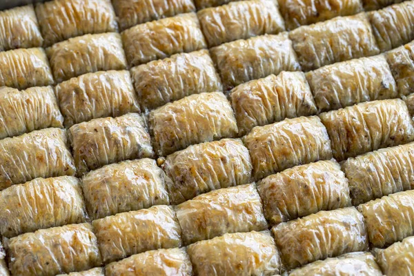 Ceviz baklavası. Yatay görüş. Türk mutfağı aromalı baklava