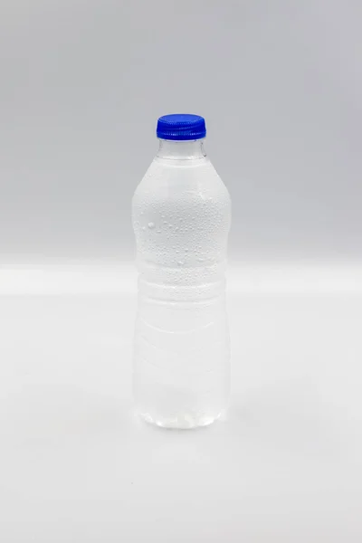 Haustierflasche Gefüllt Mit Wasser Auf Weißem Hintergrund Nahaufnahme Vertikale Ansicht — Stockfoto