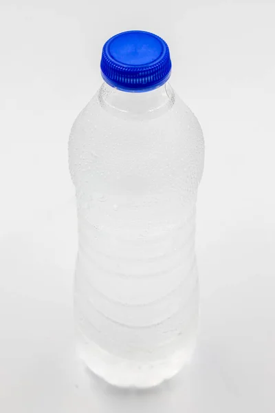 Botella Para Mascotas Llena Agua Sobre Fondo Blanco Primer Plano — Foto de Stock