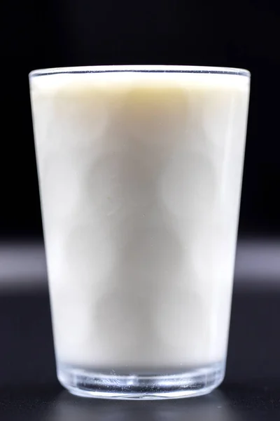 Glas Komjölk Mörk Bakgrund Närbild Vertikal Syn — Stockfoto
