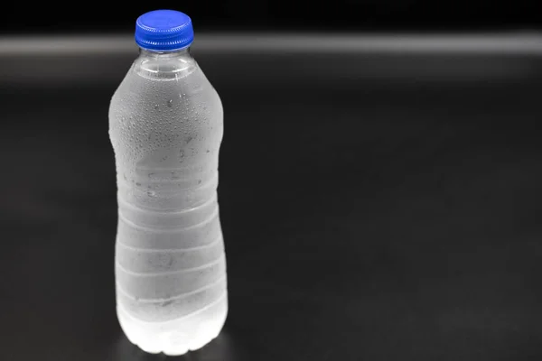 Mit Wasser Gefüllte Haustierflasche Auf Schwarzem Hintergrund Nahaufnahme Horizontale Ansicht — Stockfoto