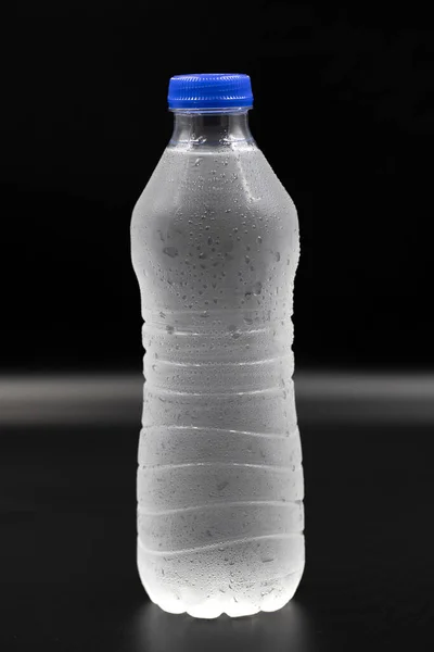Mit Wasser Gefüllte Haustierflasche Auf Schwarzem Hintergrund Nahaufnahme Vertikale Ansicht — Stockfoto