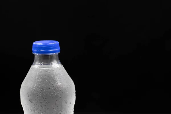 Mit Wasser Gefüllte Haustierflasche Auf Schwarzem Hintergrund Nahaufnahme Horizontale Ansicht — Stockfoto