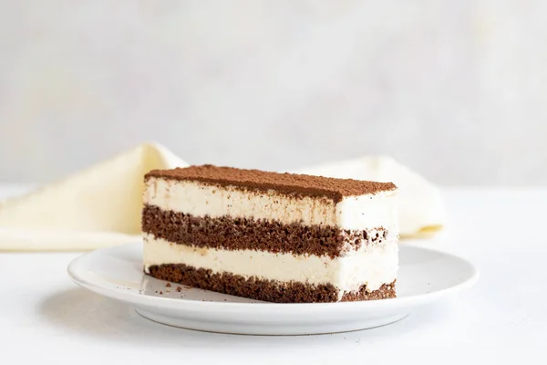 Postre Tiramisú Sobre Fondo Blanco Concepto Italiano Postre Dulce Plato —  Fotos de Stock