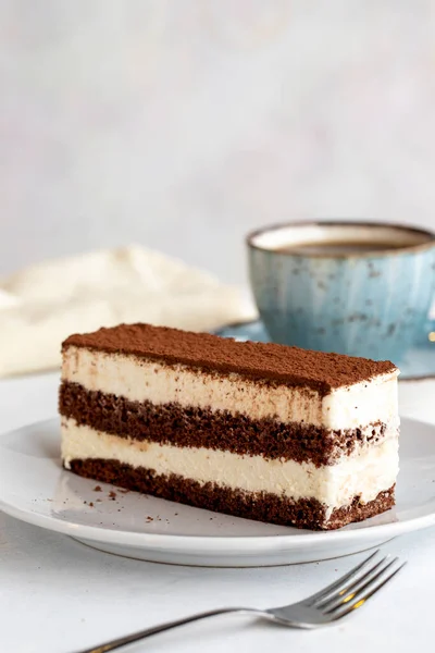 Postre Tiramisú Sobre Fondo Blanco Concepto Italiano Postre Dulce Plato —  Fotos de Stock