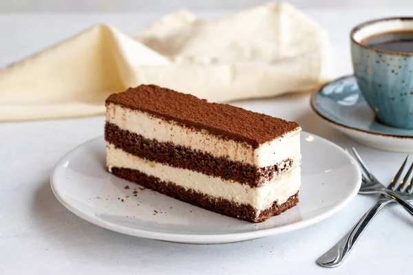白を基調としたティラミスデザート イタリアの甘いデザートのコンセプト ティラミスケーキのプレート 閉めろ 選択的集中 水平方向 — ストック写真