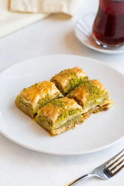 Postre Baklava Con Pistacho Sobre Fondo Blanco Concepto Postre Dulce — Foto de Stock