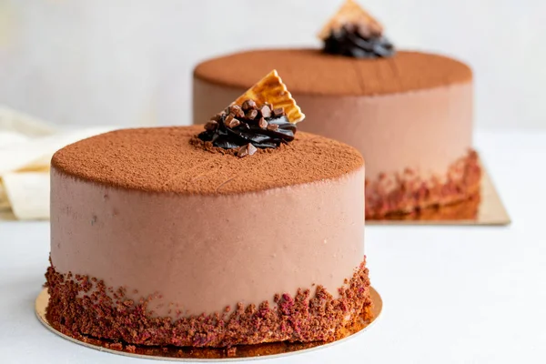 Beyaz arka planda Ganache keki. Yatay görüş. Yakın plan kutlama pastası.
