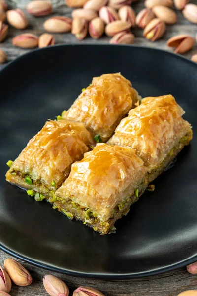 Pistazienbaklava Auf Einem Hölzernen Hintergrund Präsentation Und Service Von Pistazienbaklava — Stockfoto