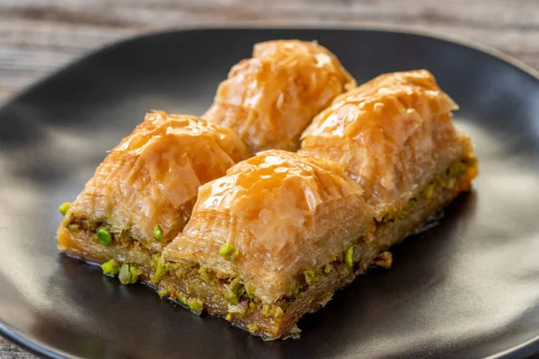 Baklava Aux Pistaches Sur Fond Bois Présentation Service Baklava Pistache — Photo