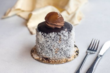 Beyaz arka planda kestane keki. Krema ve kestaneyle dolu kutlama pastası. Yatay görüş. Kapat.