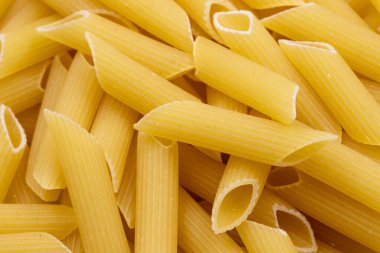 Yakın plan çiğ makarna turtası. yatay görünüm