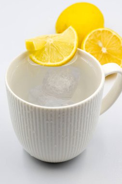 Beyaz arka planda doğal maden suyu. Limonlu soda. dikey görünüm