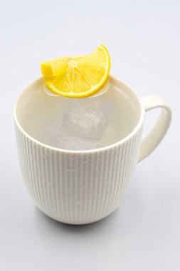 Beyaz arka planda doğal maden suyu. Limonlu soda. dikey görünüm