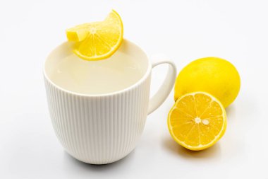 Beyaz arka planda doğal maden suyu. Limonlu soda. yatay görünüm