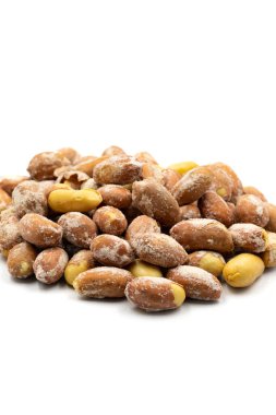 Beyaz arka planda izole edilmiş tuzlu fıstıklar. Taze çerez. Kapat. Hikaye biçimi