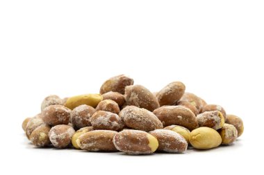 Beyaz arka planda izole edilmiş tuzlu fıstıklar. Taze çerez. Kapat.