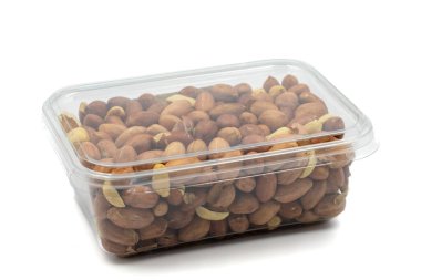 Beyaz arka planda izole edilmiş paketlenmiş fıstık. Atıştırmalık. yakın plan.