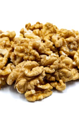 Ceviz çekirdeği beyaz arka planda izole edilmiş. Taze çerez. Kapat. Hikaye biçimi