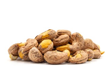 Kabuklu kaju, beyaz arka planda izole edilmiş. Taze çerez. Kapat.