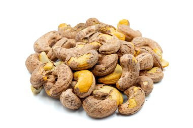 Kabuklu kaju, beyaz arka planda izole edilmiş. Taze çerez. Kapat.